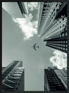 OBRAZ PLAKAT CZARNO-BIAŁY SAMOLOT NIEBO BUDYNKI 