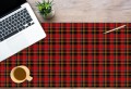 Mata antypoślizgowa ochronna na biurko czerwona krata kratka