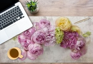 Nowoczesna mata ochronna na biurko kwiaty beton