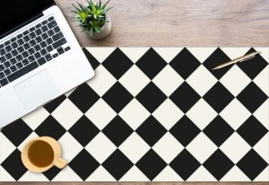 Mata antypoślizgowa na biurko z IKEA MALM czarno biała szachownica