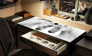 Ochronna podkładka na biurko z IKEA MICKE BIAŁE KONIE