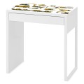 Ochronna mata na biurko z IKEA MICKE dla chłopca koparki plac budowy