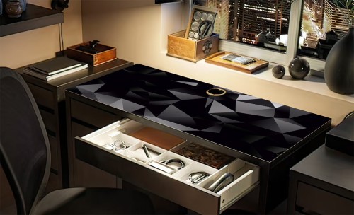 Ochronna mata na biurko z IKEA MICKE dla chłopca czarna abstrakcja