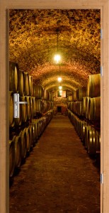 FOTOTAPETA OKLEINA NA DRZWI WINO PIWNICA BECZKI 