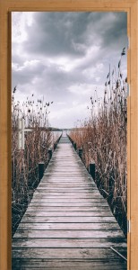 FOTOTAPETA OKLEINA NA DRZWI pochmurne niebo pomost jezioro