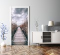 FOTOTAPETA OKLEINA NA DRZWI pochmurne niebo pomost jezioro