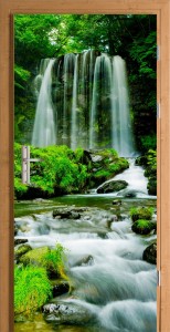 FOTOTAPETA OKLEINA NA DRZWI wodospad zieleń natura