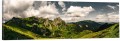 OBRAZ PANORAMICZNY dekoracyjny PANORAMA zielone wysokie góry