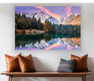 obraz na płótnie canvas piękne jezioro w górach