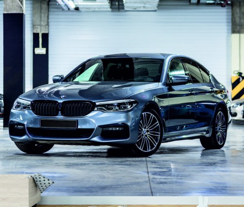 FOTOTAPETA DO SALONU ŚCIENNA Szare Błyszczące Sportowe Bmw 520