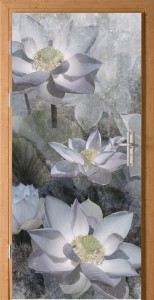 NOWOCZESNA NAKLEJKA NA DRZWI loft kwiaty w szarościach beton 