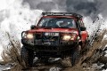 Męska fototapeta z samochodem terenowym 4x4 – czerwony jeep, rozbryzgi błota i dym w stylu Off-Road i Grunge