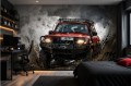 Męska fototapeta z samochodem terenowym 4x4 – czerwony jeep, rozbryzgi błota i dym w stylu Off-Road i Grunge