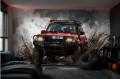 Męska fototapeta z samochodem terenowym 4x4 – czerwony jeep, rozbryzgi błota i dym w stylu Off-Road i Grunge