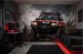 Męska fototapeta z samochodem terenowym 4x4 – czerwony jeep, rozbryzgi błota i dym w stylu Off-Road i Grunge